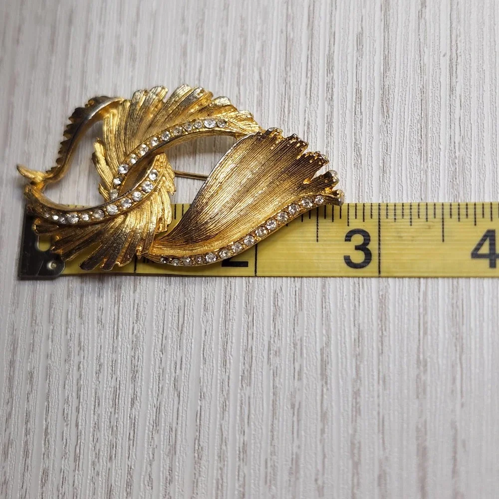 Textured Gold Tone Leaf Feather Crystal Pave Cluster Brooch Pin Vintage Jewelry